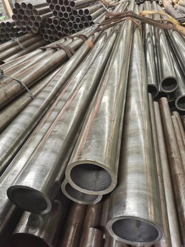 不銹鋼管的生產工藝是：圓鋼準備——加熱——熱軋穿孔——切頭——酸洗——修磨——潤滑——冷軋加工——脫脂——固溶熱處理——矯直——切管——酸洗——成品檢驗